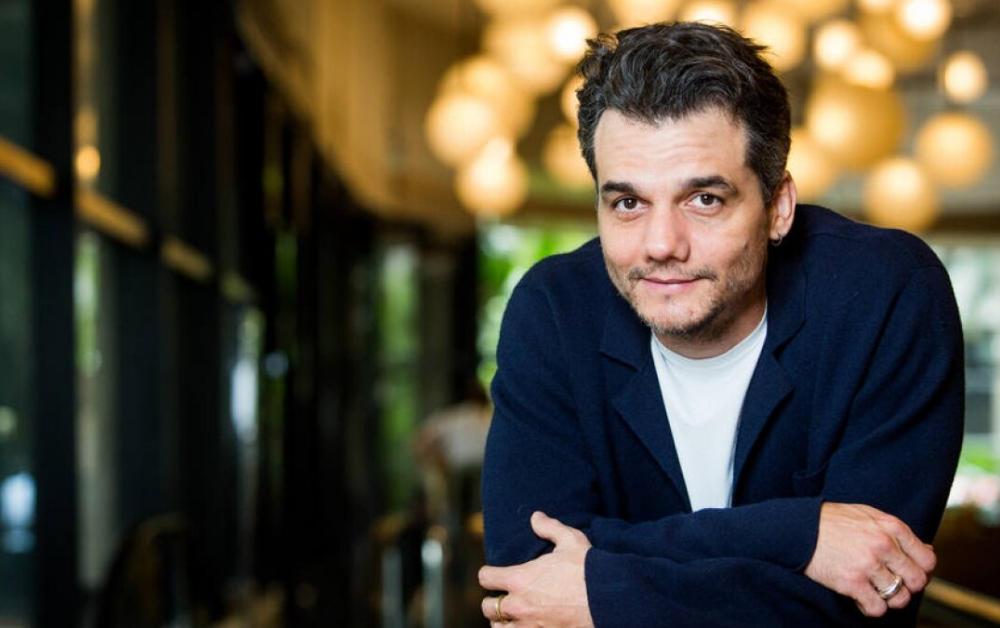 Sr e Sra Smith Wagner Moura entra para elenco da série Teoria