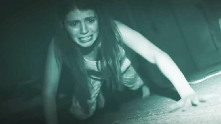 Atividade Paranormal: Ente Próximo tenta atualizar a franquia de found footage a partir das tendências do terror atual.
