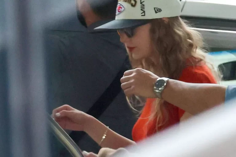 Taylor Swift usa boné do Kansas City Chiefs e pulseira ‘TNT’ em Melbourne em homenagem a Travis Kelce