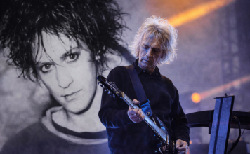 Um arquiteto do som gótico se vai | Perry Bamonte, do The Cure, falece aos 65 anos