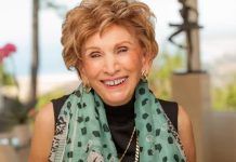 Morre aos 98 anos Edith Eger auto de A Bailarina de Auschwitz