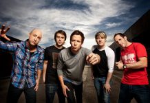 A franja voltou a cair no olho | Simple Plan arma reencontro pop punk no Brasil