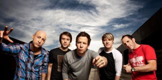 A franja voltou a cair no olho | Simple Plan arma reencontro pop punk no Brasil