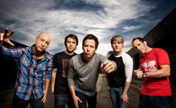 A franja voltou a cair no olho | Simple Plan arma reencontro pop punk no Brasil
